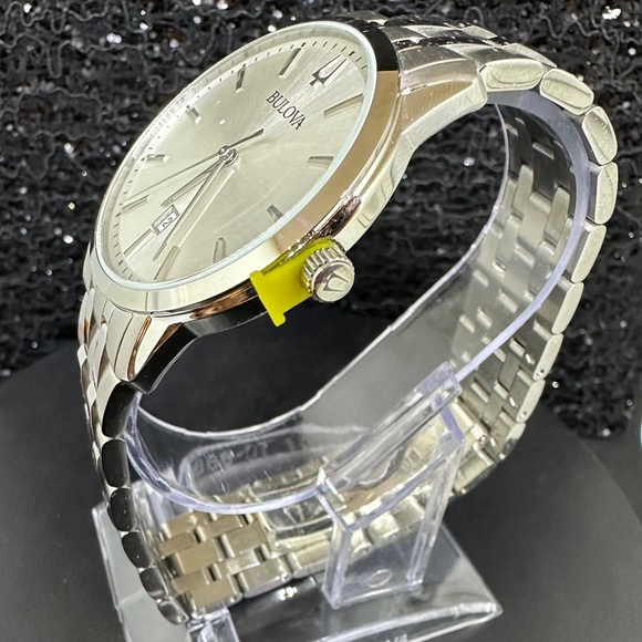 Men's NWOT Bulova Watch. Silver with the Date at the 6 O'clock Position - Picture 4 of 4